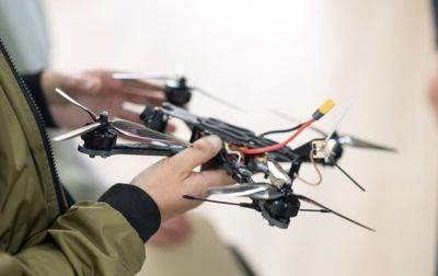 Минцифры призвало украинцев собирать FPV-дроны на дому