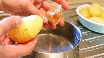 Даже нож не понадобится: как за несколько секунд полностью очистить отваренную картошку