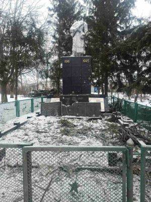 РФ попала в памятник воинам Второй мировой войны на Харьковщине (фото)