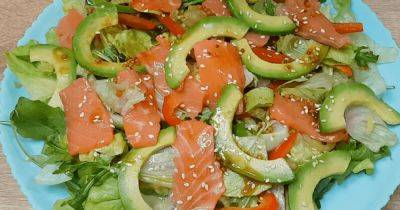 Здоровое питание: салат с авокадо и красной рыбой - focus.ua - Украина