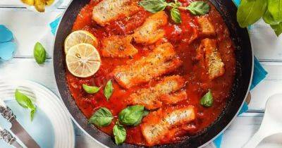 Ужин, достойный морских богов: невероятно ароматная рыба в томатном соусе