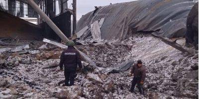 Россияне авиабомбами разрушили ангары с зерном в Волчанске