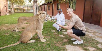 Зинченко посетил популярное место в Дубае, где померился силами с экзотическим зверем — видео
