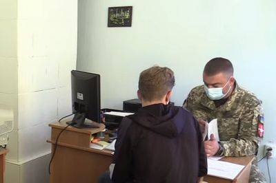 Зарплата в 20 тысяч и железная бронь от армии: украинцам официально предложили выбор