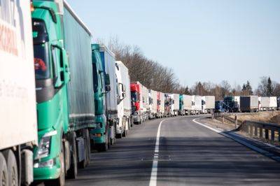 На границе России и Беларуси из-за ограничений для грузовиков скопились фуры из Узбекистана. Власти трех стран решают проблему