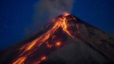 В Исландии, после извержения вулкана, лава достигла города: загорелись дома