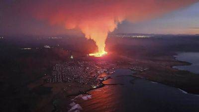 Извержение вулкана в Исландии: лава уничтожает дома в поселке Гриндавик