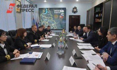 Омский губернатор Хоценко обсудил развитие судоходства в регионе
