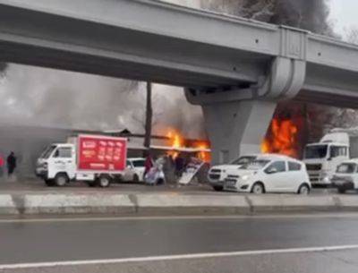 В Ташкенте за день произошло два пожара. Сгорели кафе и магазины легкой конструкции. Видео