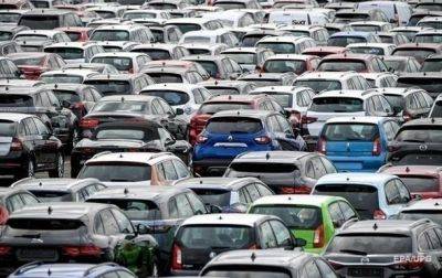 Імпорт авто в Україну торік упав на 50%