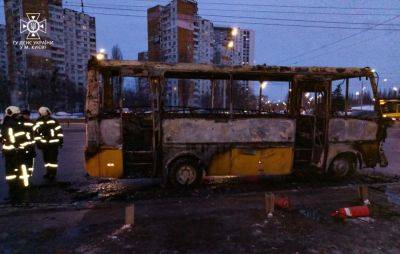 В Киеве на Теремках сгорела маршрутка - фото