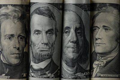 Курс валют на 16 января: доллар на наличном рынке подешевел на 10 копеек