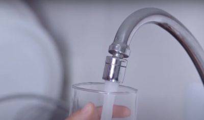 Кристально чисто: три безопасных метода для очистки воды из-под крана