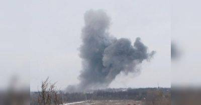 В оккупированном Бердянске раздаются взрывы, а в рф неизвестные сожгли железную дорогу