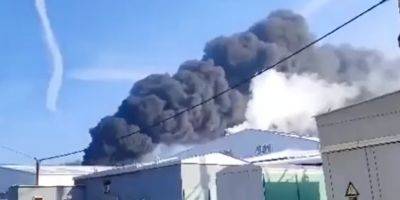 В Шахтах Ростовской области после взрыва вспыхнул масштабный пожар на полиэфирном заводе, есть пострадавшие — видео