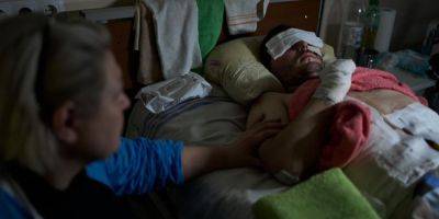 «Понять всю боль этой войны». Фотографы Либеровы опубликовали щемящие фото украинской матери и ее раненного на фронте сына