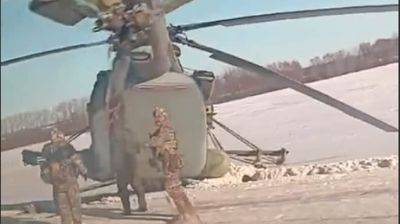 В России военный вертолет аварийно сел на трассу, оборвав ЛЭП