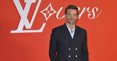 Брэдли Купер и Омар Си в стильных образах сходили на модный показ Louis Vuitton