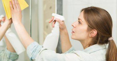 Как быстро и легко помыть зеркало без разводов — 4 ингредиента, которые всегда есть дома