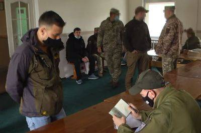 Искали помощи, а попали в ВСУ: украинцев забирают на войну через неожиданного "посредника"