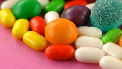 Чтобы не "слиплось": диетологи рассказали, сколько конфет безопасно есть за раз