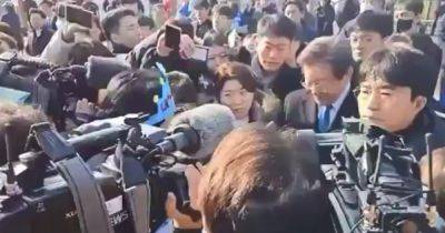 В Южной Корее ударили ножом лидера оппозиционной партии (фото, видео)