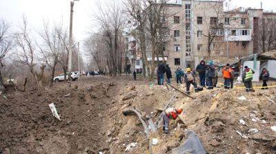 Погибшая, 44 раненых, разрушения, огромные воронки и сгоревшие авто &#8722; последствия ударов россиян по Харькову