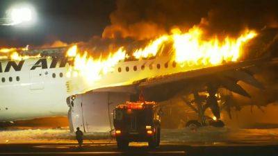 Срочная новость. В аэропорту Токио загорелся самолет, около 400 пассажиров эвакуированы - NHK