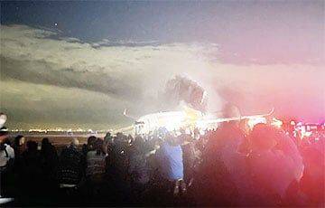 В Японии пассажирский самолет загорелся при посадке в аэропорту