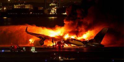 В Токио после приземления в аэропорту загорелся пассажирский самолет. Эвакуировали почти 400 человек — фото
