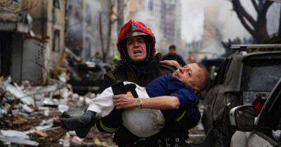Обстрел "кинжалами": в ГСЧС показали спасение людей и тушение пожаров в Киеве (фото)