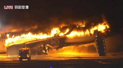 В Токио во время посадки загорелся самолет с пассажирами