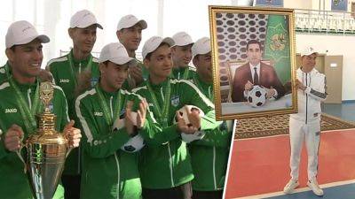 Г.Бердымухамедов подарил ФК «Аркадаг» портрет сына, подписывающего мяч команды
