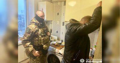 Новогодний экстрим: в Чернигове полицейский спецназ с кувалдой пришел за любителями фейерверков (фото, видео)