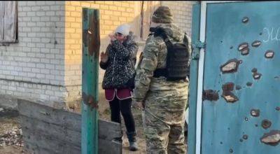 Полицейские Луганщины помогли эвакуироваться местной жительнице из Невского - видео