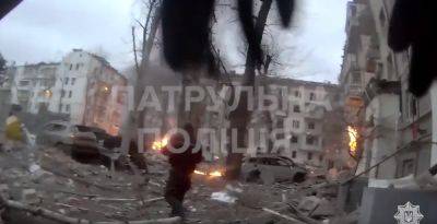 Первые минуты после ракетных ударов РФ по Харькову показали патрульные (видео)