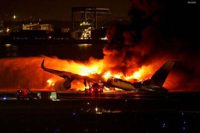 При аварии самолета JAL в аэропорту Токио погибли пять человек