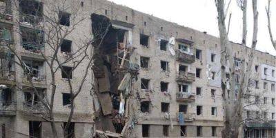 Оккупанты ударили по Орехову двумя авиабомбами, разрушен подъезд жилого дома — фото
