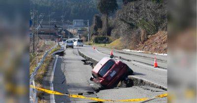 Не менее 30 погибших в результате землетрясения в Японии: спасатели ищут людей под завалами