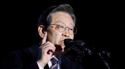 В Южной Корее ранили ножом лидера оппозиции