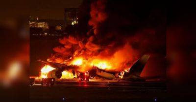 В аэропорту Токио столкнулись два самолета: есть погибшие