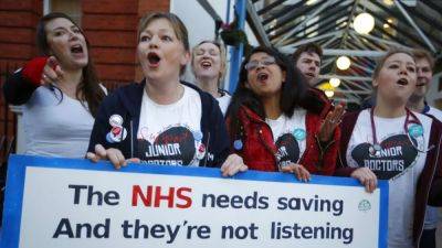 Младшие врачи Англии начали самую длинную забастовку в истории NHS