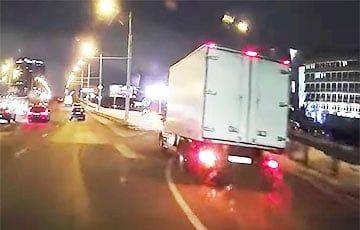 Водитель грузовика совершил странный маневр прямо возле здания ГАИ в Минске