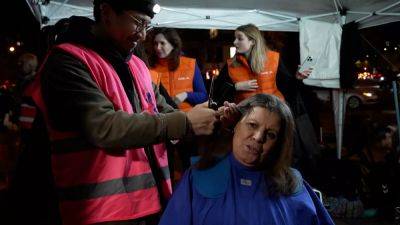 Парикмахеры-волонтёры бесплатно стригут парижских бездомных