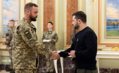 Зеленский вручил сертификаты на получение квартир Героям Украины, среди них - военный из Северодонецка