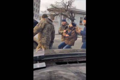 Скрутили и закинули в бус, как животное: появилось видео жесткой работы ТЦК в Харькове