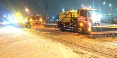 Снегопад в Киеве: киевляне жалуются на гололед, в КГГА заявили, что вывели на дороги 320 единиц техники