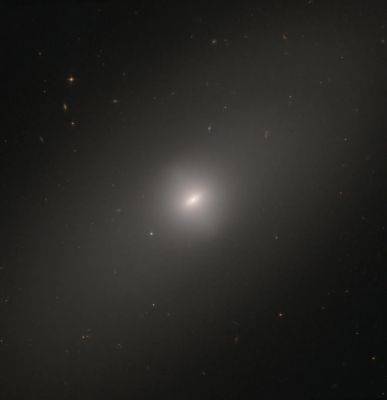 «Хаббл» запечатлел «пожилую» эллиптическую галактику NGC 3384