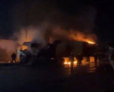 В Самарканде две фуры загорелись из-за лобового столкновения. Видео