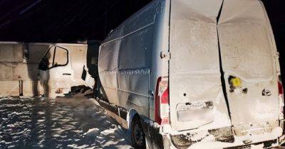 На Черниговщине микроавтобус врезался в КПП, водитель погиб